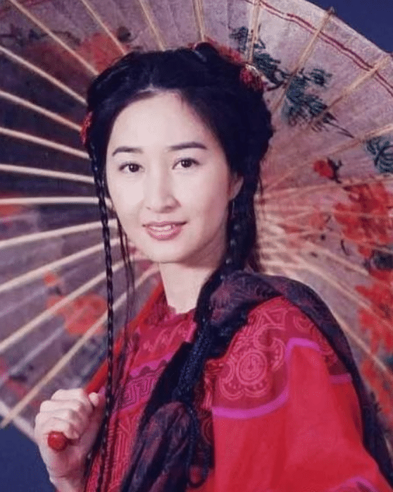 56岁"苗翠花"关咏荷,当红时嫁张家辉淡出荧屏,一家三口很幸福_女儿