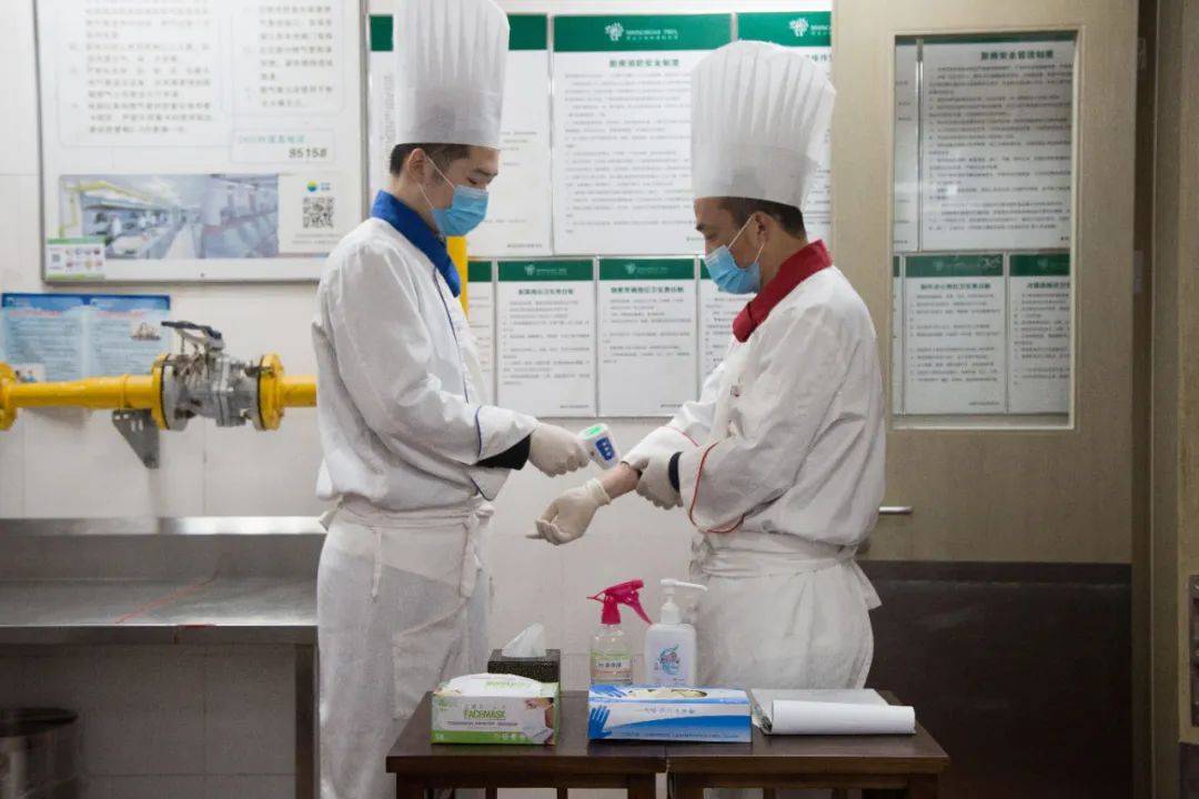 厨师制作美食全程佩戴一次性医用手套与医用口罩,保障0接触.