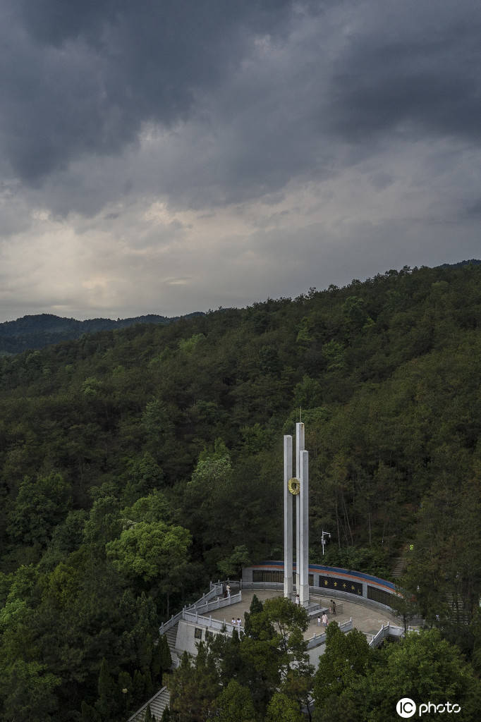 江西新余地标仰天岗革命烈士纪念碑