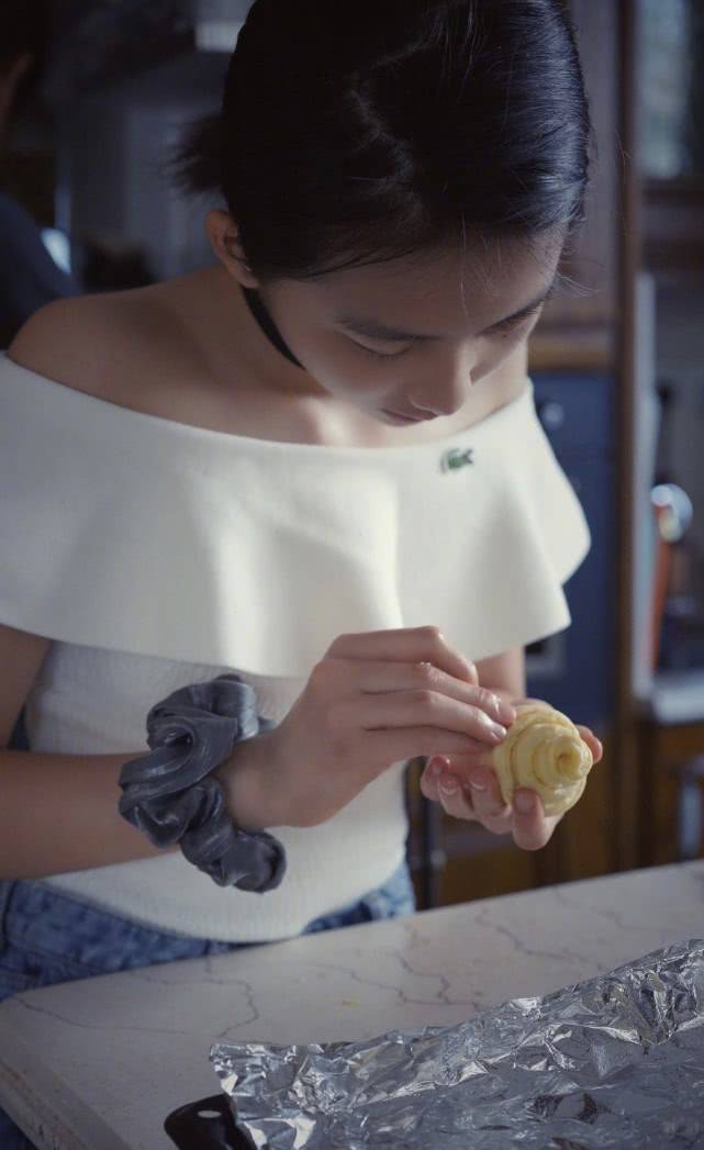 黄磊女儿多多进军娱乐圈上戏剧课拍摄剧照眼神中都充满戏