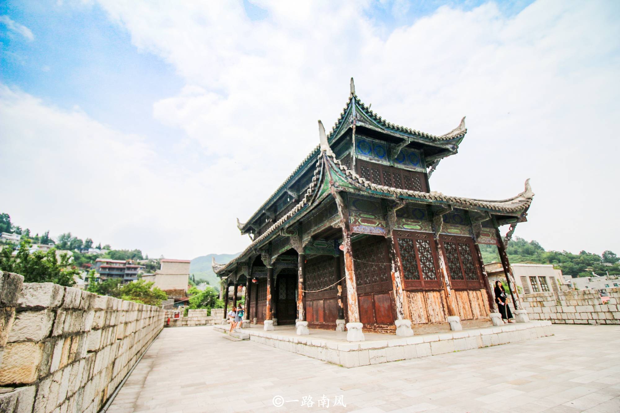 原创贵州山区隐藏一座千年古城,夏天最高温度24℃,曾经濒临消失