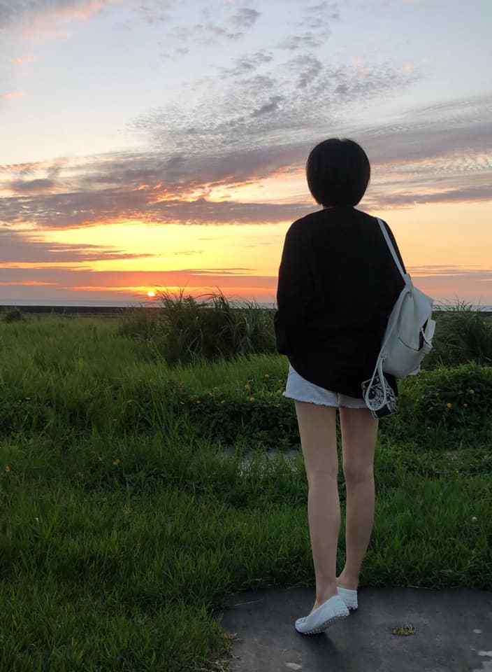 原创太离谱55岁女星晒背杀照炸出纤细白腿