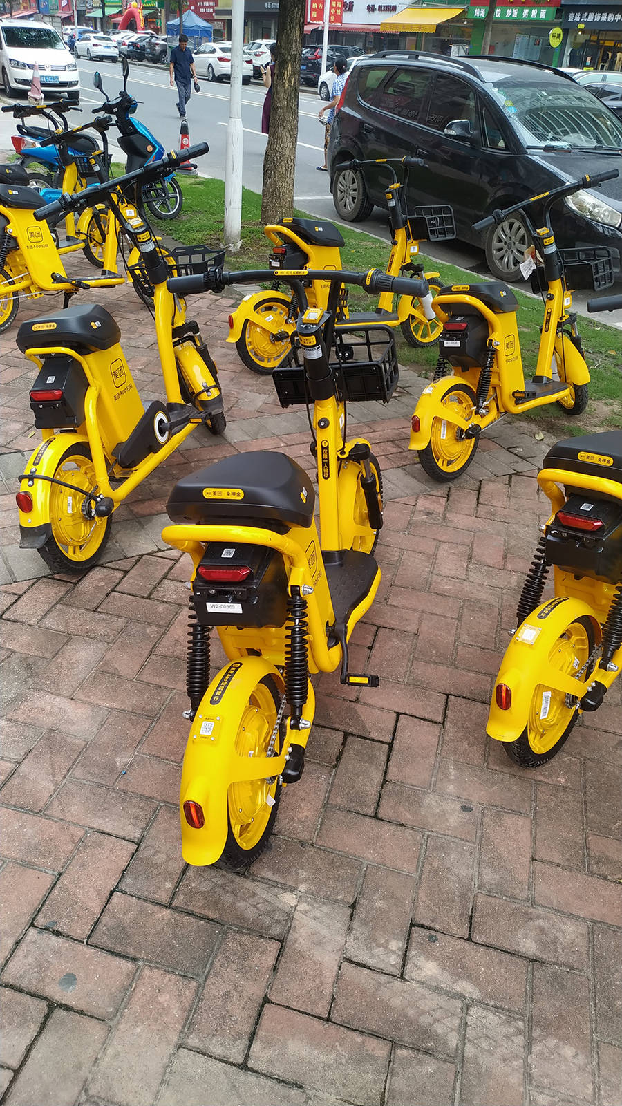 东莞大街上一道亮丽风景线美团共享电动车老百姓出行更加方便