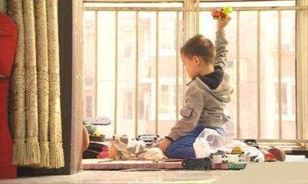 1岁多的宝宝喜欢扔东西该不该管?宝妈:"捡东西捡到腿软"