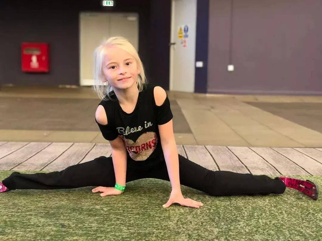 双腿截肢的9岁小模特登上了纽约时装周