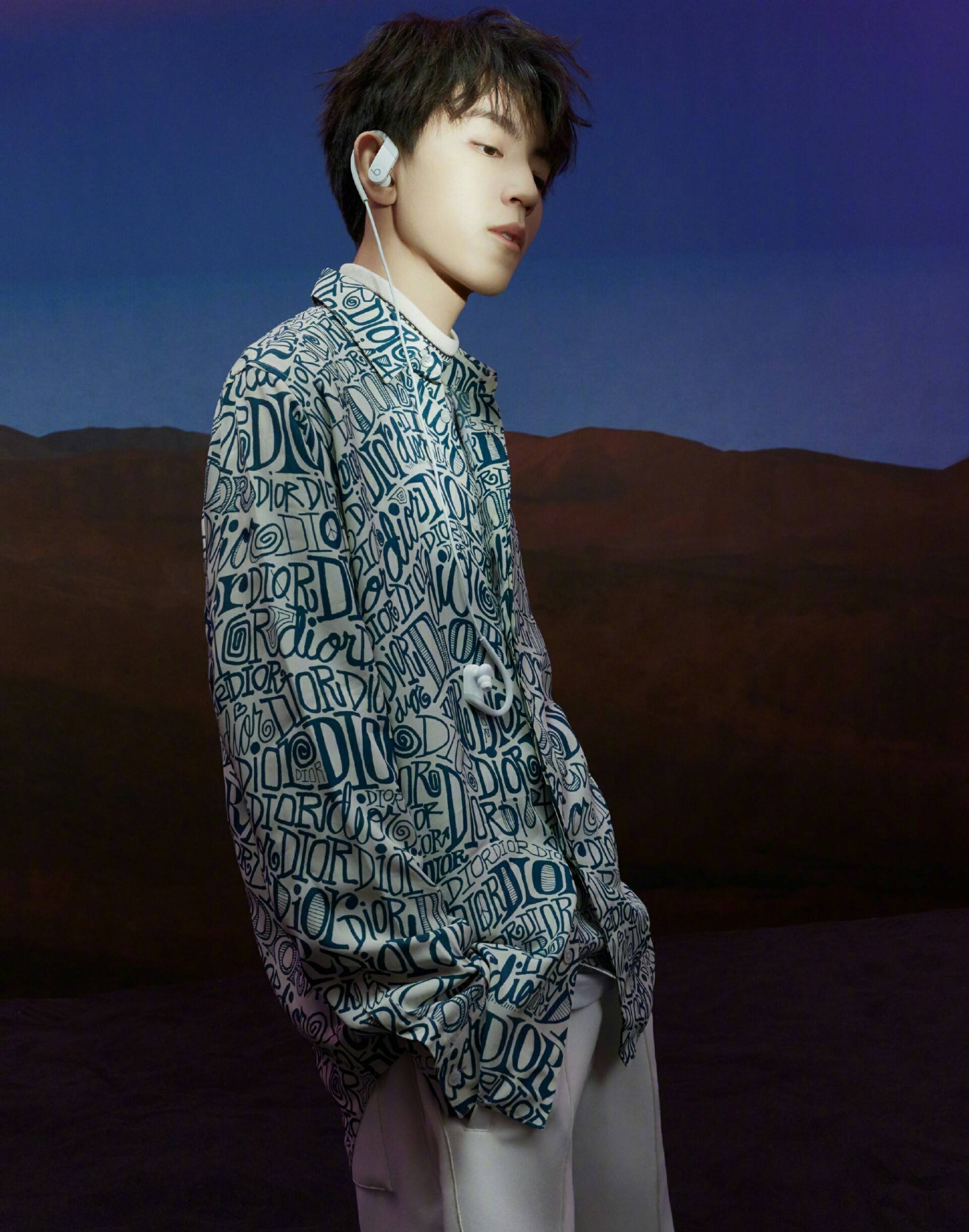 王俊凯助理发自己的全身照,粉丝猜测是小凯拍的,配文也很有意思