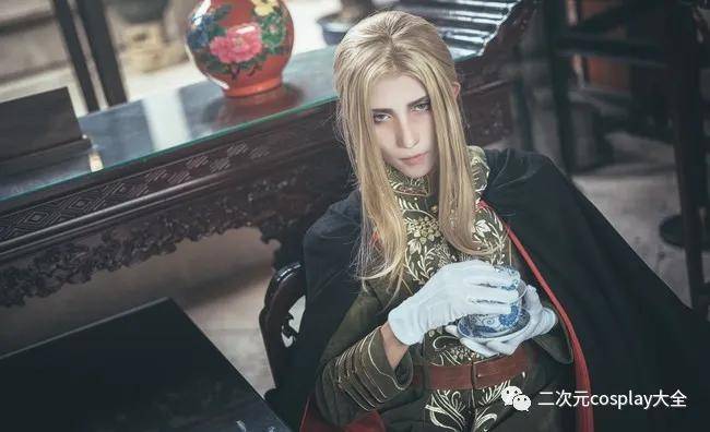 东邻西厢严辞cos一脸严肃地抱着小熊玩偶居然有点可爱