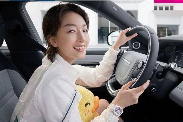 的收官篇,《与极光共舞》特别邀请到揽胜极光代言人周冬雨前来做客