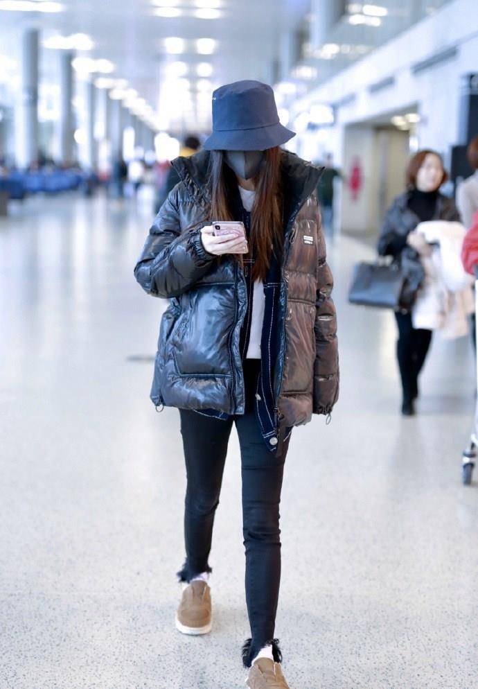 原创31岁angelababy新年好调皮穿拖鞋走机场嫩得像校园女生