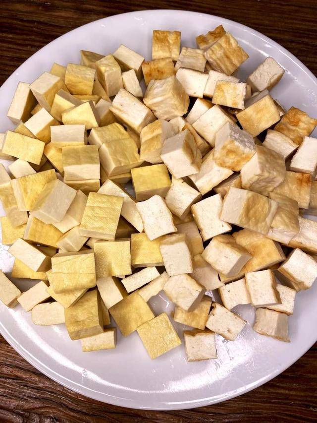 5勺】 食材 白香干【900g】 01白香干切成小正方形,焯水一下 03往锅里