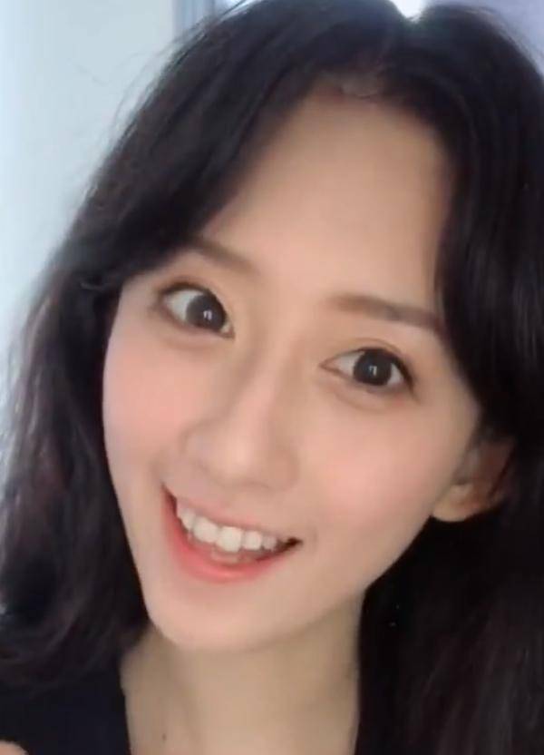 主播间的几位土豪一起连麦打游戏时,通过他们口述和聊天记录得知,丢丢