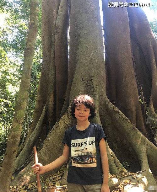 原创她长得丑却被捧成超模,远嫁法国老公多年,如今混血儿子很帅气