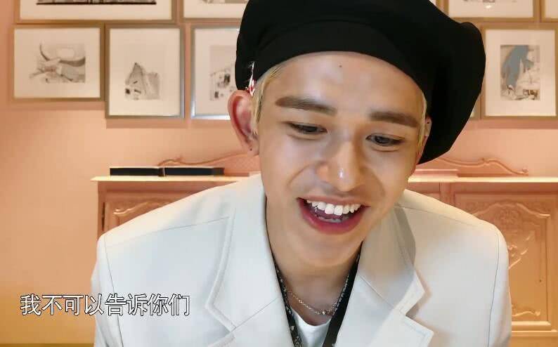 原创黄旭熙室内录制还戴帽子,得知原因,才知道综艺节目审查有多严格!