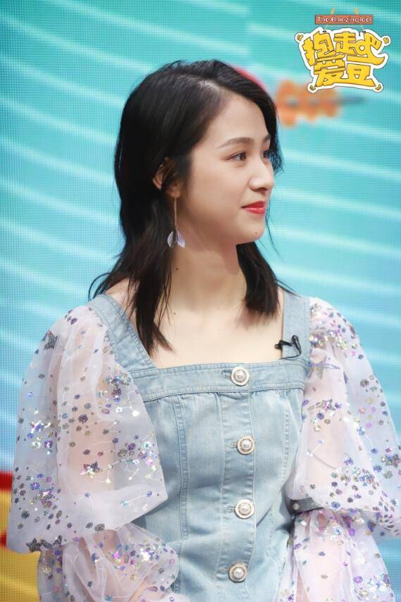 蒋梦婕刘特情侣装现身 大谈接吻甜蜜瞬间