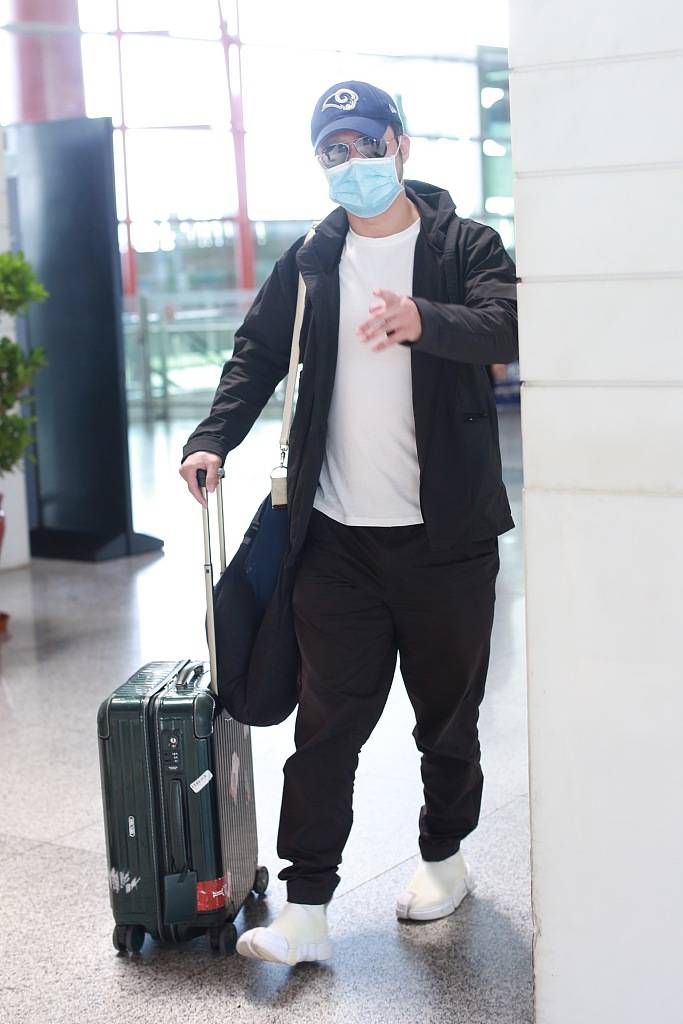 46岁吴京久违亮相头发花白 蓄起络腮胡荷尔蒙爆棚