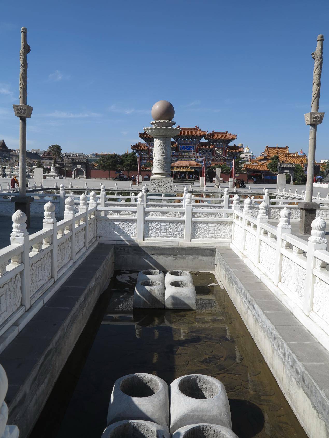 大召门前也因玉泉井而繁华起来,现为"明清一条街".