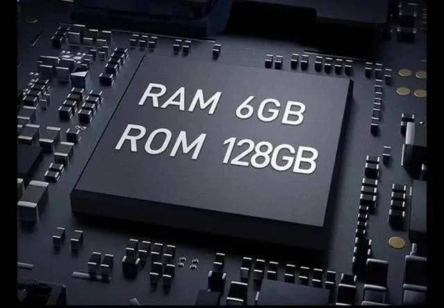 小辣椒mate30 max这款手机看起来外观上还是可以的,最起码颜值很高