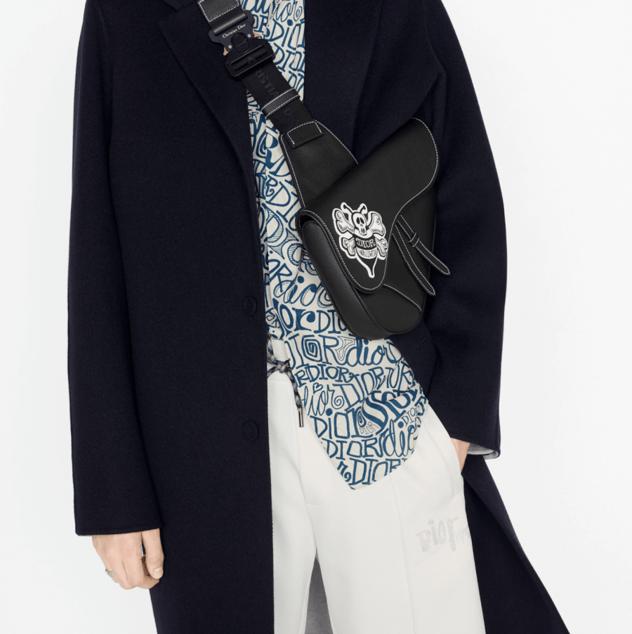 该款马鞍包翻盖上的小蜜蜂标识刺绣突显 stussy 的用心,与经典的马鞍