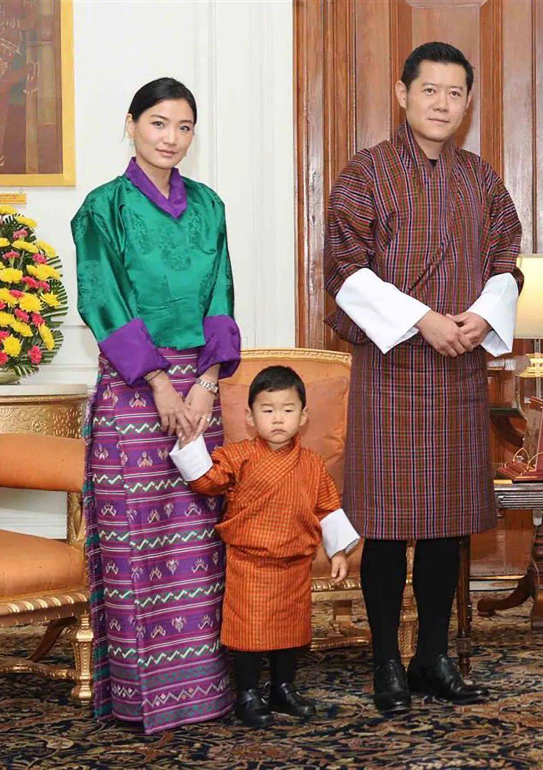 不丹国王夫妇访航空公司,40岁国王与王后拉开身体距离,形同路人