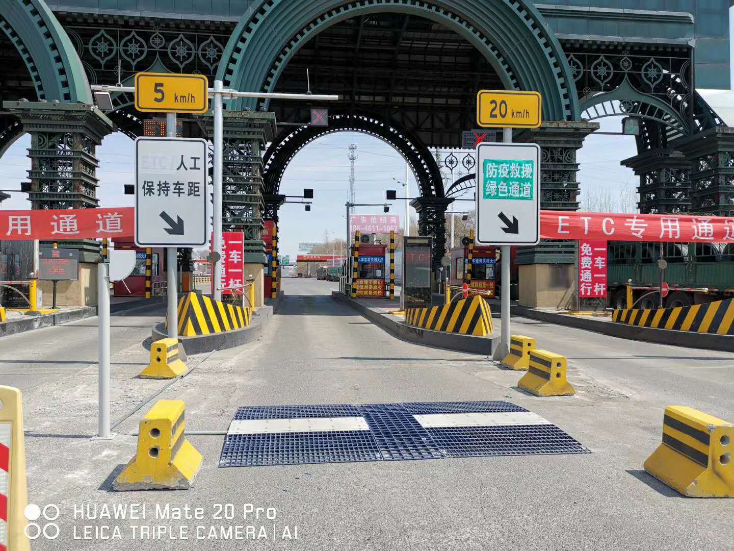 高速公路由于车道和收费广场位置有限,通常在高速入口外侧超宽道安装