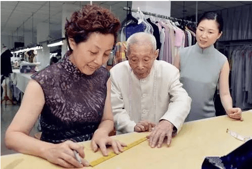 102岁老人一生只做一件事,给张爱玲做过旗袍,被誉为旗袍之神_褚宏生