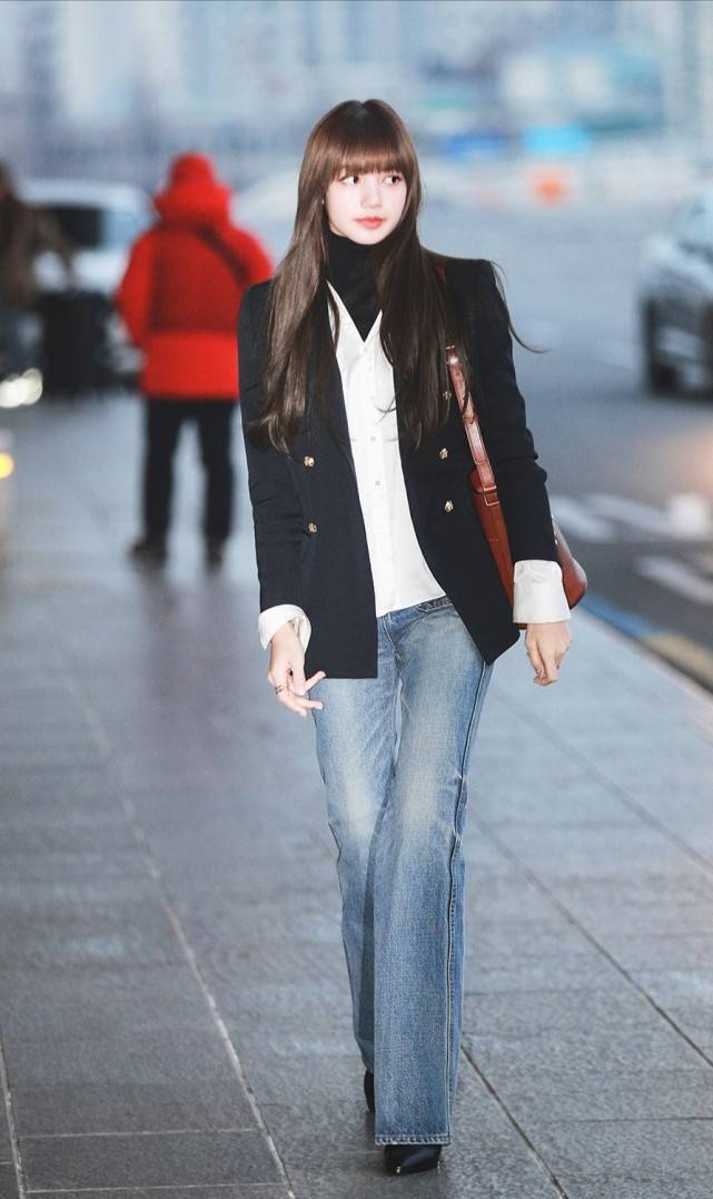 本以为lisa只是腰细当她穿牛仔裤配高跟鞋后大长腿成了亮点