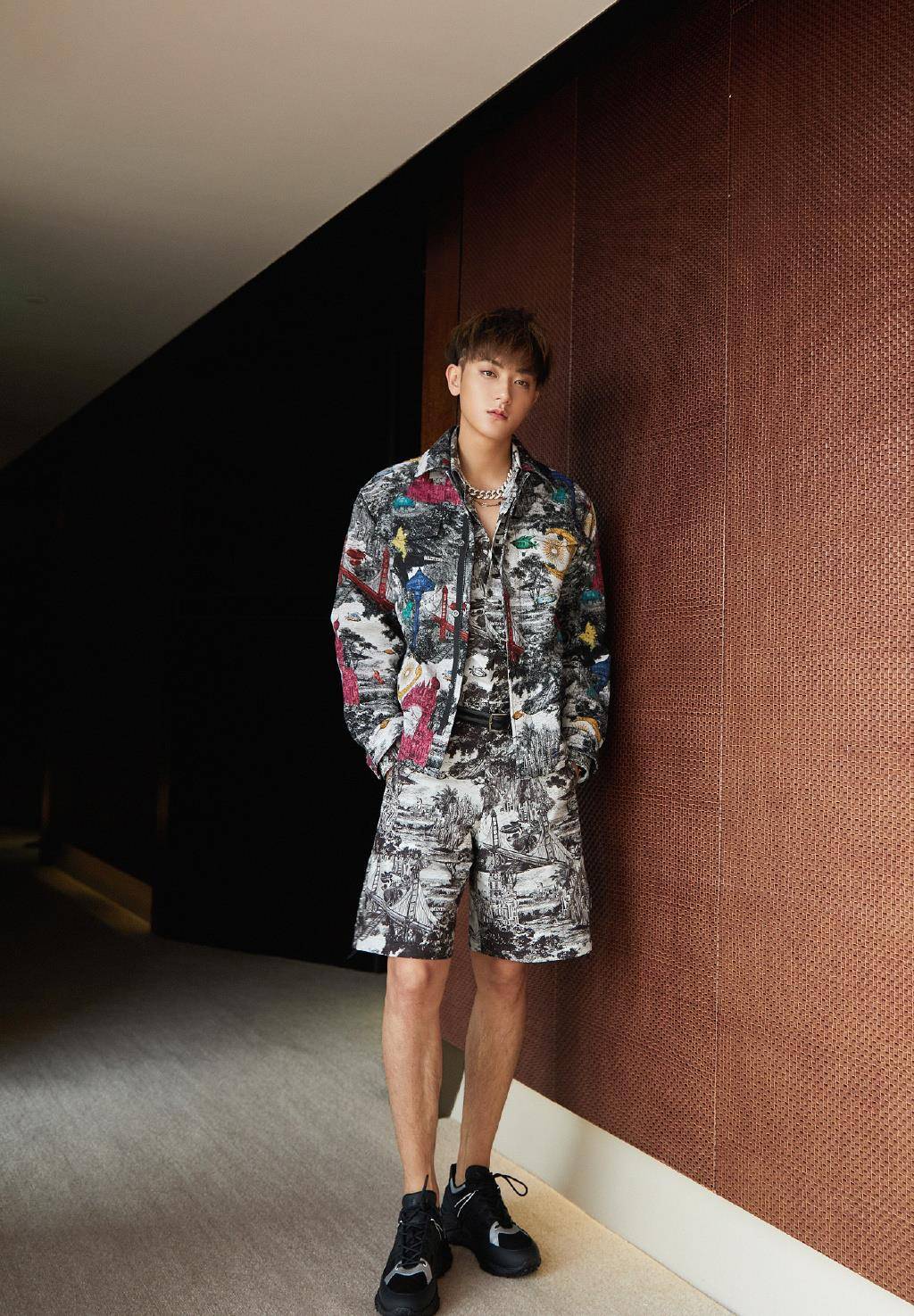 黄子韬太惊艳,戴大银链穿沙滩裤帅气,衬得鹿晗反戴黑帽好娘