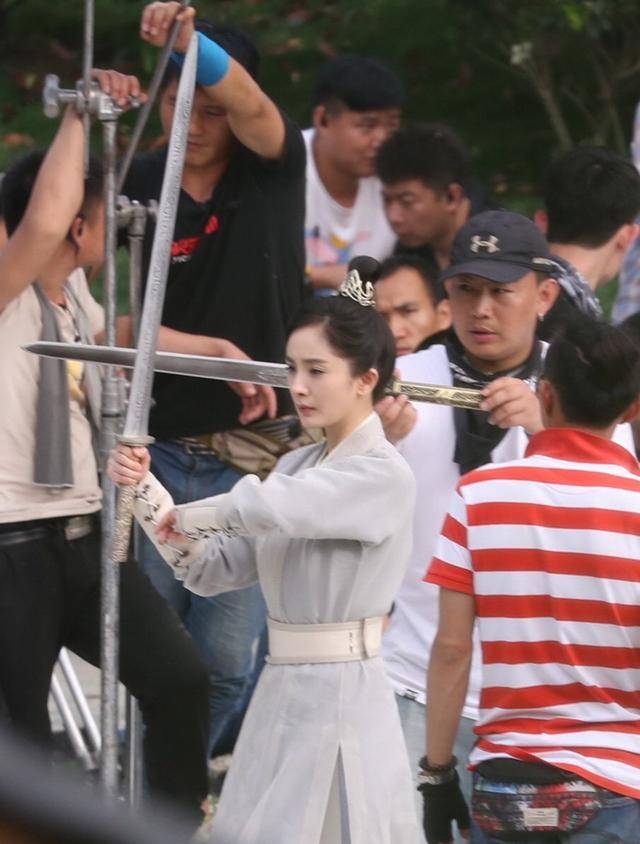 原创杨幂新剧女扮男装帅气开演舞剑花絮曝光这次终于拯救了发际线