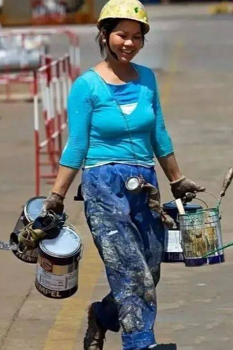 油漆工姐妹花!最美油漆女孩!