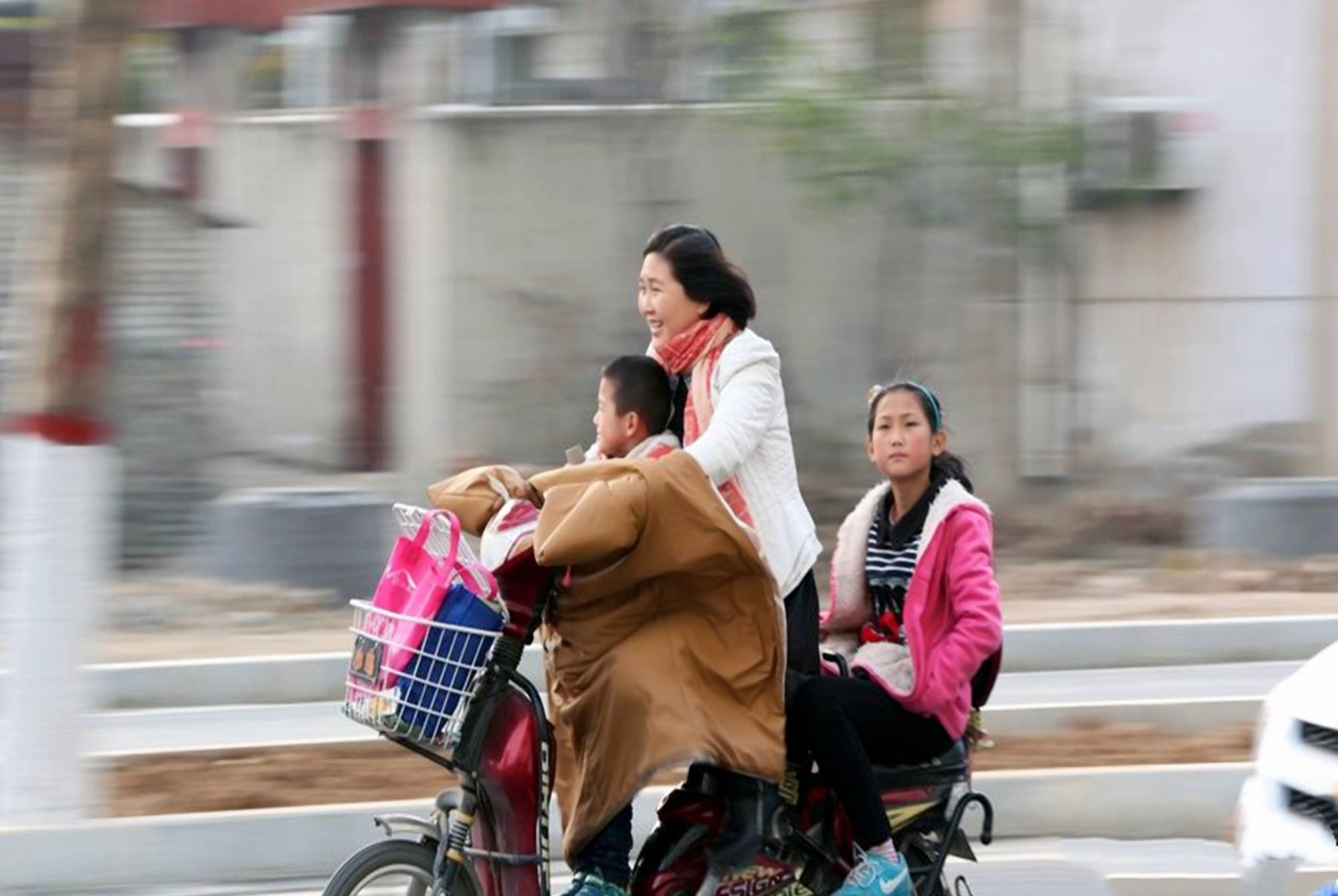专家接送孩子是从摇篮到墓地安排好的溺爱妈妈怒怼无知