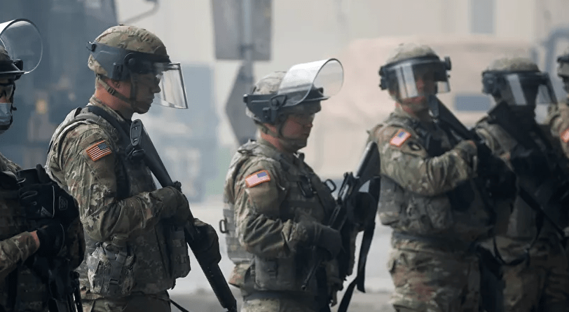 美国参议员表示,让我们看看这些恐怖分子,在与第101空降师对峙时有