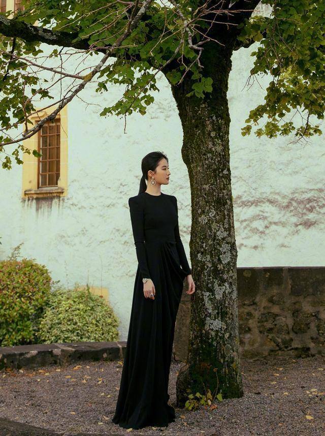 原创刘亦菲的气质太百变碎花连衣裙穿出英气感不愧是天仙攻本攻