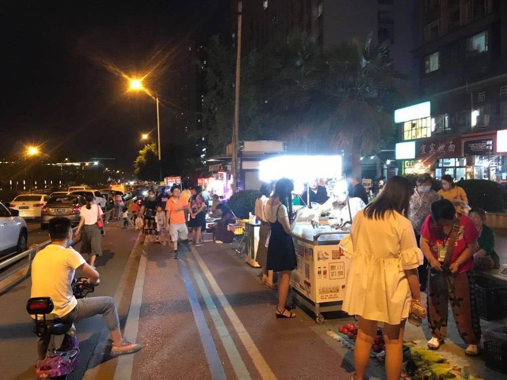 成都地摊经济复苏:摊主小推车谋生计,市民赞烟火气又回来了