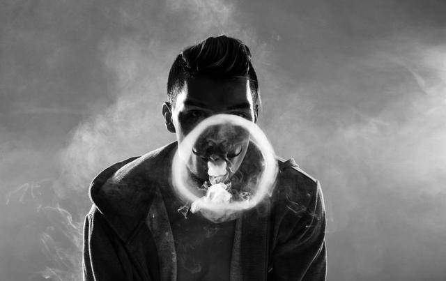 原创那个会"吐烟圈"的老人,患了冠心病,戒烟能不能让冠心病逆转?