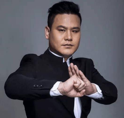 他作为一名武打演员,十分厉害.