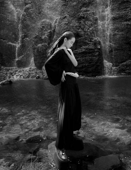 戚薇写真造型独特别致 戴优雅白手套亲近自然