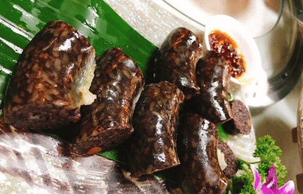 90后后小妹卖"黑肠",10元一根,路人却嫌脏,懂行的人连锅端走