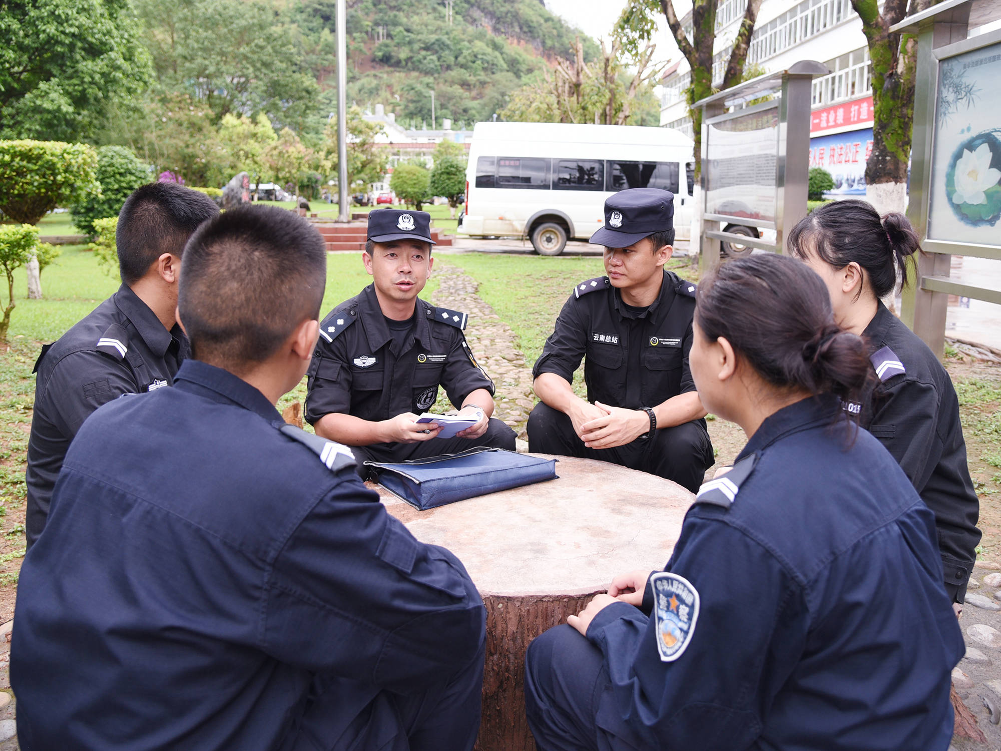 将政治工作贯穿大练兵始终,着力提升全警政治思想素质和移民管理警察