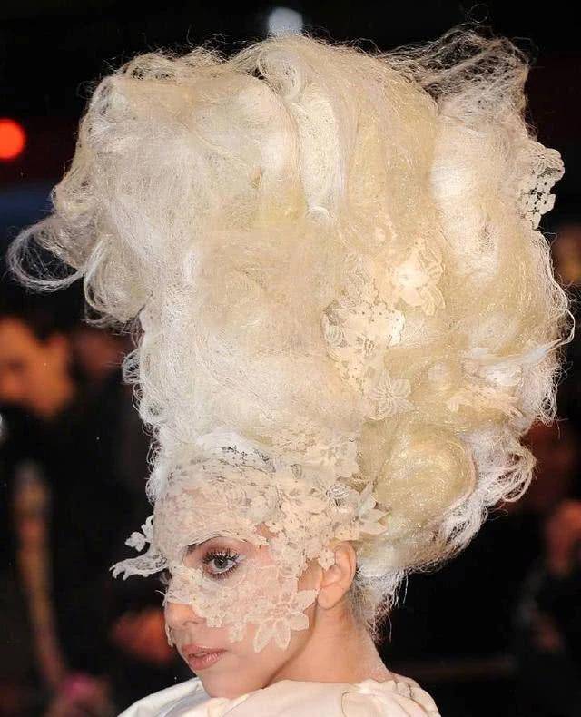 原创ladygaga向特朗普开火怒骂被夸正能量雷人造型现也变大气