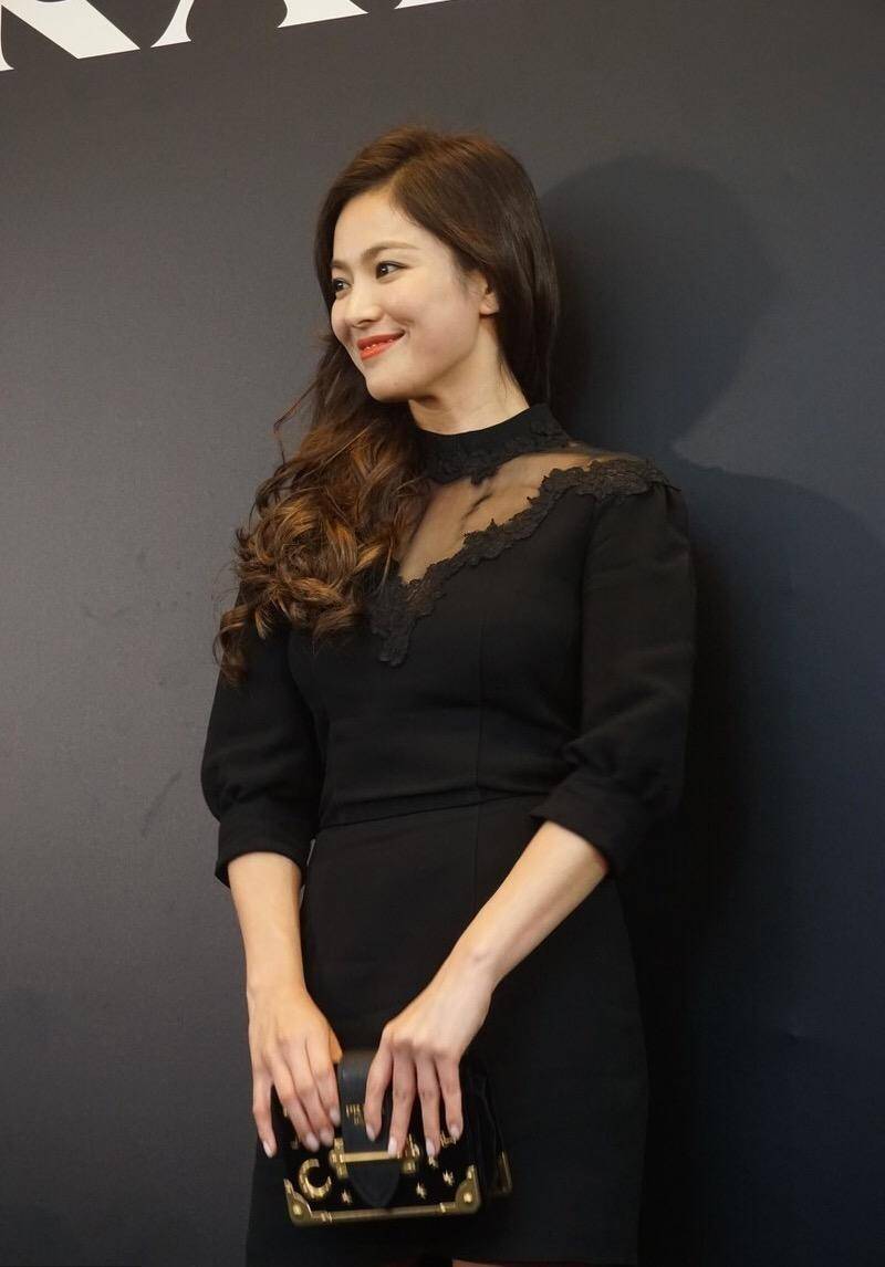 原创宋慧乔胖了还是那么好看,穿黑色薄纱连衣裙现身活动,女神范十足