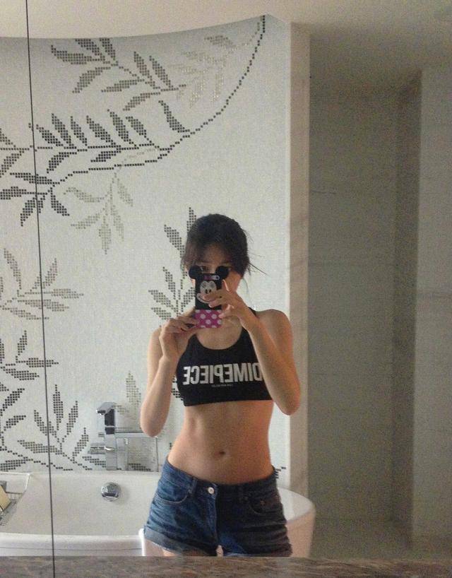 还想回到照片里那个时候的体重,图中陈妍希穿着一件黑色的运动背心