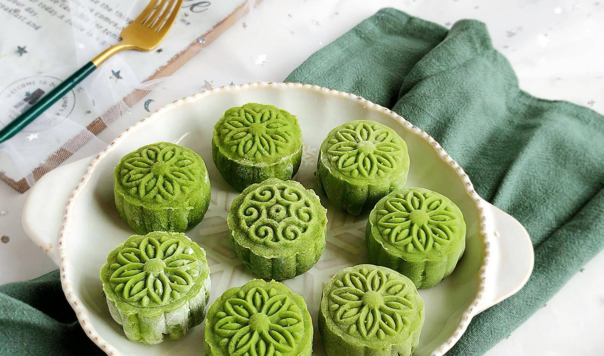 蒸煮,甚至半小时之内就会做完的甜品……因为加了抹茶粉所以是绿色的