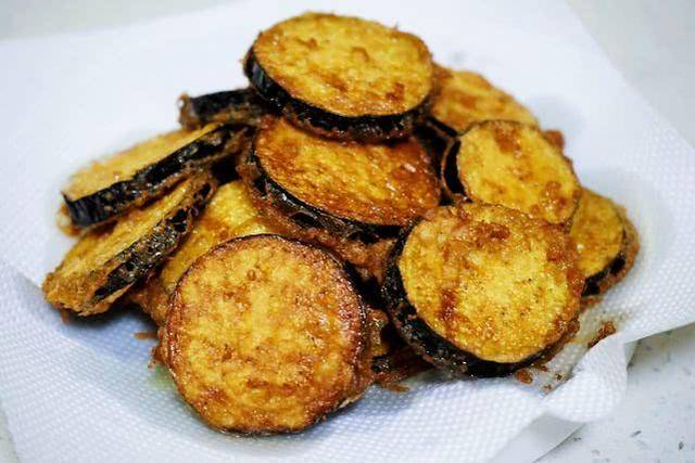 鲜嫩茄子来一根,做成软炸茄饼,外焦里嫩特下饭,口感可比肉香