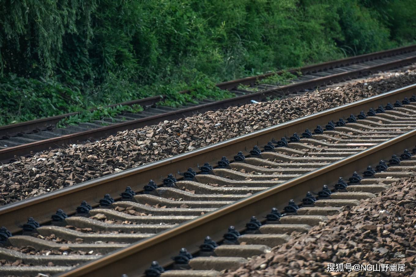 原创一座被老铁路分割的乡村,风景美的超乎想象,犹如世外桃源