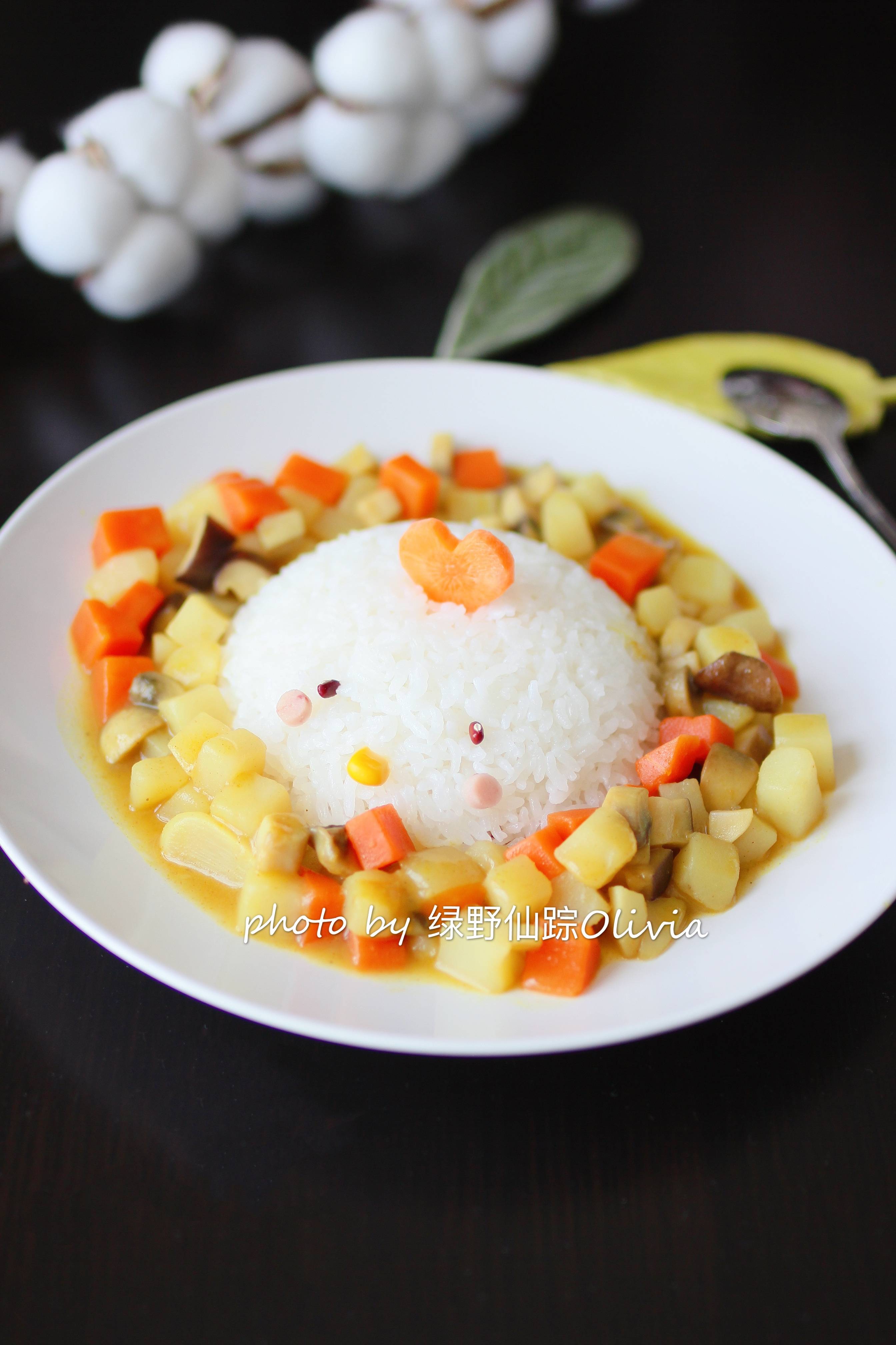 最近小朋友很喜欢的咖喱饭造型,做起来也算比较简单,少许一点装饰