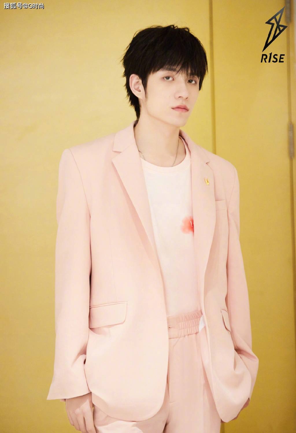 张颜齐的时尚穿搭来喽!一身浅粉色西装套装