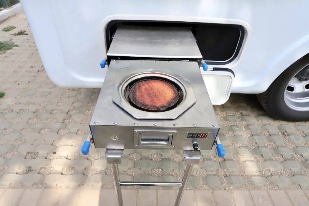 710上海房车展电动航空座椅新风系统豪华厨卫200l双净水箱高性价比房