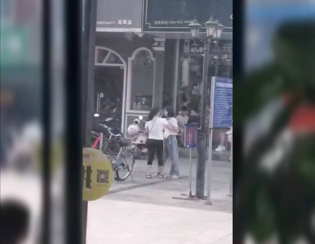 女中学生大街上与妈妈互扯头发打架,父母该如何与青春期女儿相处_母亲