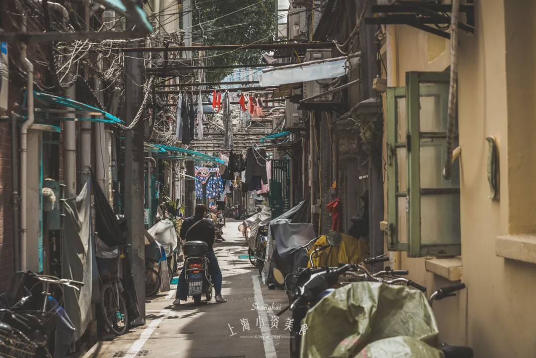 黄浦区的老城厢从来不乏市井气息,而黄河路上的市井气,便是来自那些