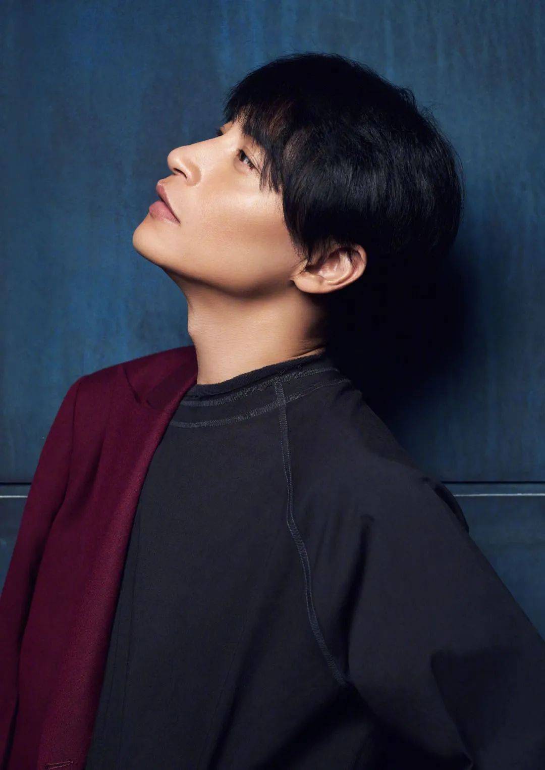 49岁陈志朋还是老了?梳道士头搭配五耳钉,鬓角已现白发